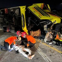 इन्डोनेसियामा बस दुर्घटना हुँदा १६ जनाको मृत्यु,