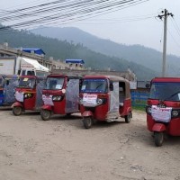 अटो एम्बुलेन्स पनि बिरामी छाडेर यात्रु ओसार्दै