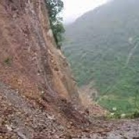 नागढुंगामा पहिरो खस्यो, काठमाडौं भित्रिने गाडी रोकिए